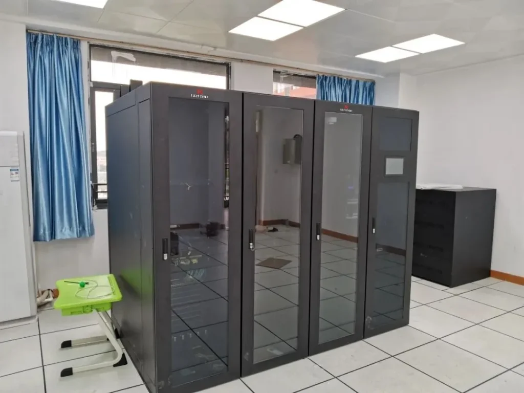 Solución de centro de datos de tamaño mediano para una escuela secundaria en China gottogpower