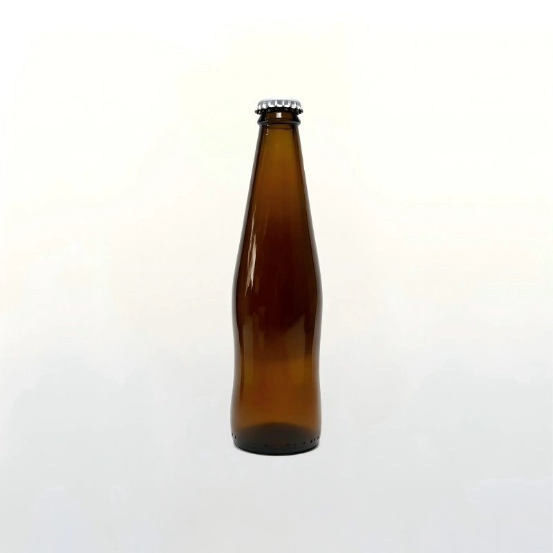 Botella de cerveza de vidrio ámbar de 280 ml con contorno curvo, fondo blanco puro y tapón corona plateado.