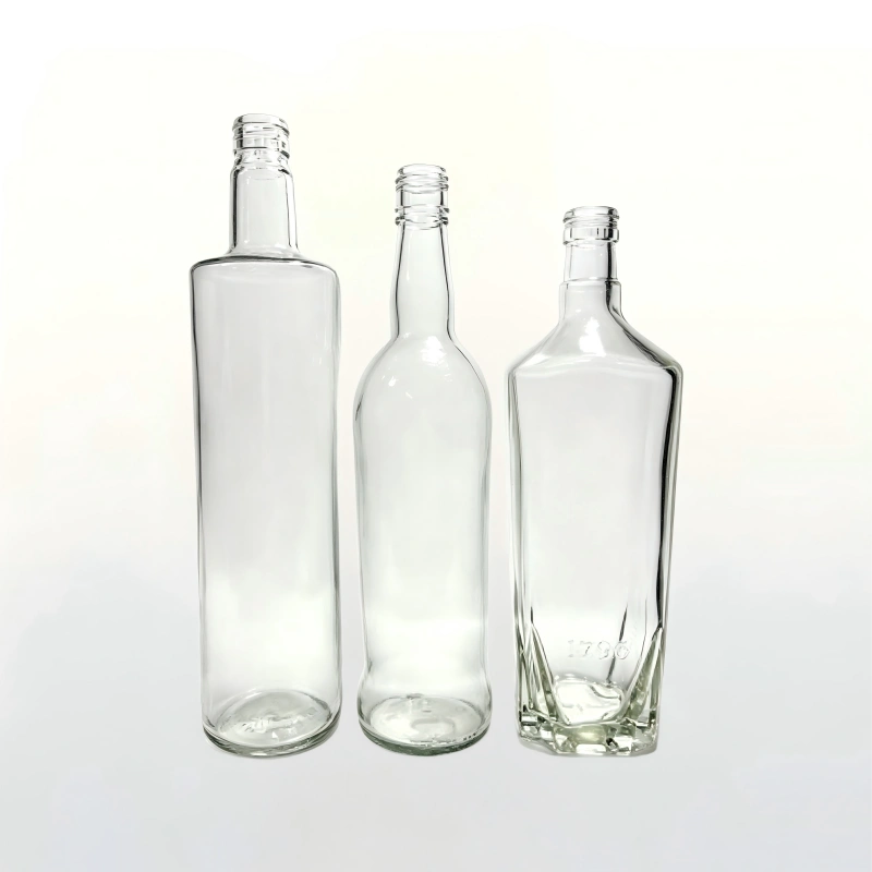 Botella de vino de vidrio transparente, alta y cuadrada de 750 ml con cuello de rosca estándar para embotellar bebidas alcohólicas.