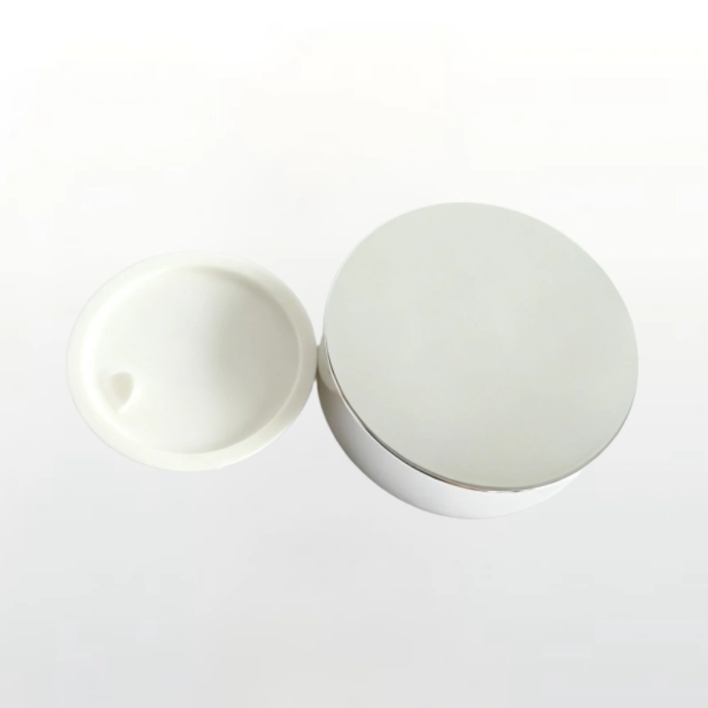 The aluminum closure is built with durable metal construction. It creates an effective barrier against air intrusion to extend product shelf‑life. Bespoke finishing choices help emerging cosmetic brands build a premium unboxing experience for end‑users.