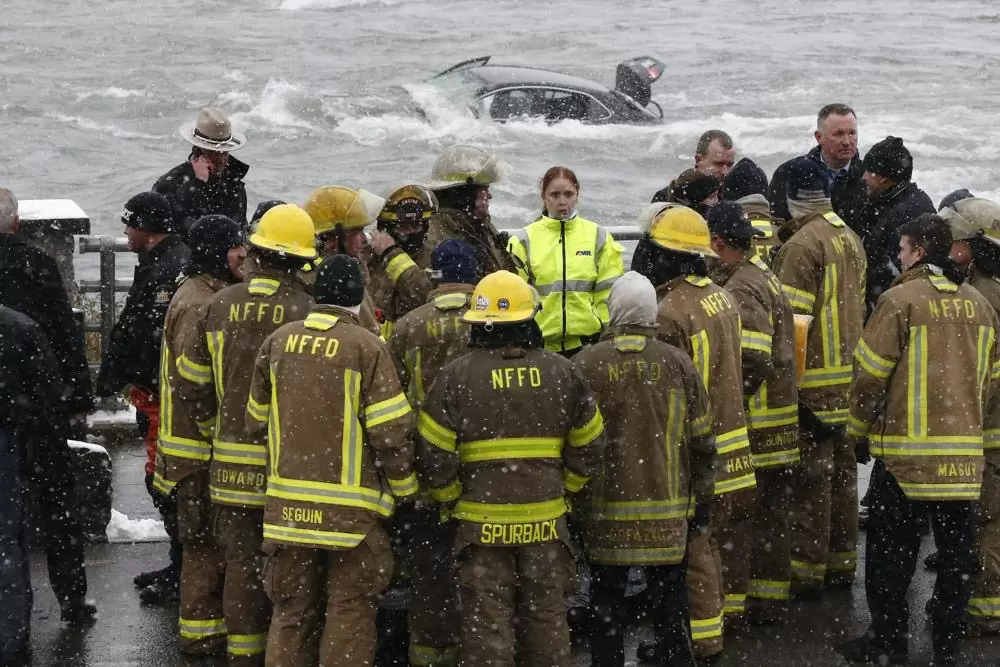 Ein Schwimmer der Küstenwache zieht über den Niagarafällen eine Leiche aus einem Auto