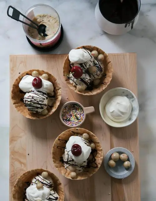 Comment faire des coupes de crème glacée en pâte à biscuits