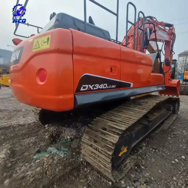 Parte traseira de uma escavadeira Doosan DX340LC-9C usada, mostrando o contrapeso e a esteira.