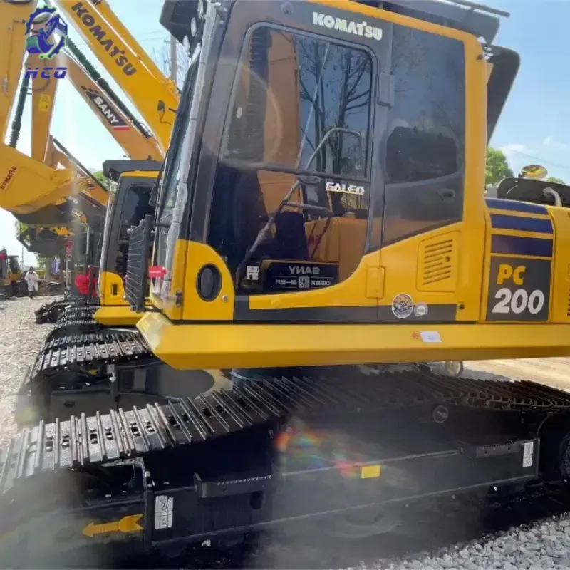 Visor lateral da escavadeira Komatsu PC200.