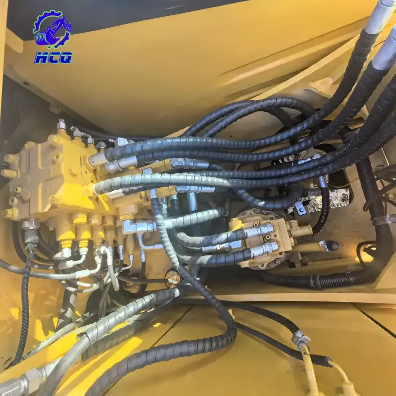 تم فحص النظام الهيدروليكي لحفارة كوماتسو PC110 المستعملة بالفيديو ومقارنته بتقرير SGS، بالإضافة إلى فحص الصمامات والخراطيم الهيدروليكية لضمان جودة الحفارة المستعملة.
