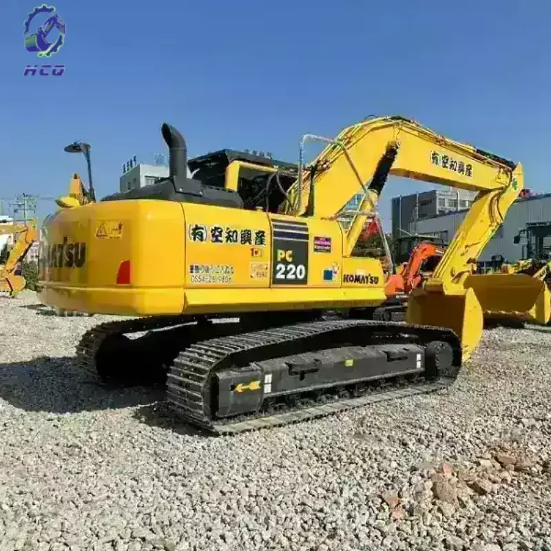 Бывший в употреблении экскаватор Komatsu PC220, состояние гусеничной ходовой части, характерные признаки износа.