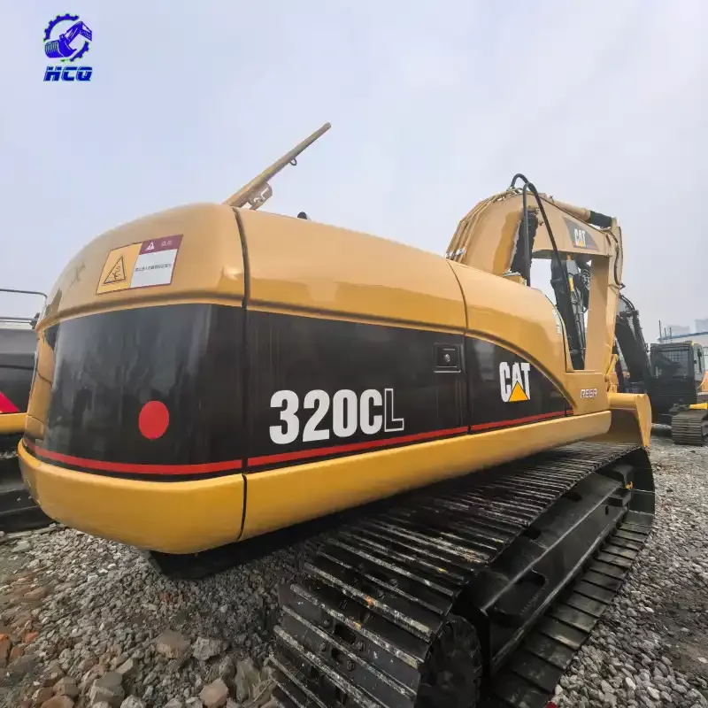 Vue arrière d'une pelle hydraulique CAT 320CL d'occasion, mettant en évidence les zones clés à vérifier pour les problèmes mécaniques courants.