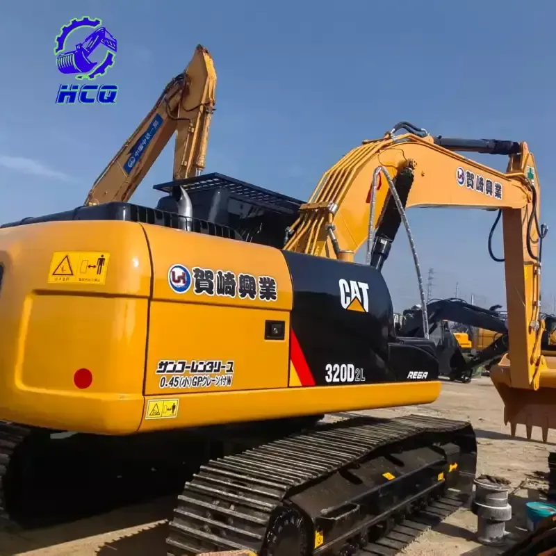 حفارة CAT 320D2L مستعملة بحالة جيدة (90%) مع طلاءها الأصلي، تحمل تصنيف حالة جديدة (90%)، مما يعني أنها معدات بناء عالية الجودة وذات ساعات تشغيل قليلة معروضة للبيع.