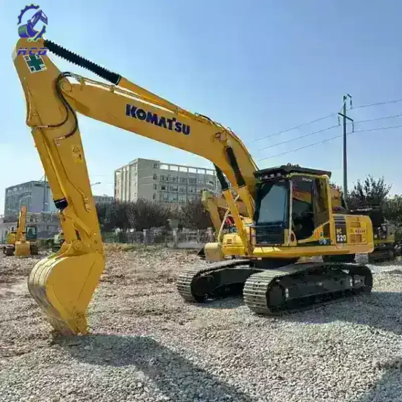 Экскаватор Komatsu PC220 в открытом виде, демонстрирующий ходовую часть для оценки износа.