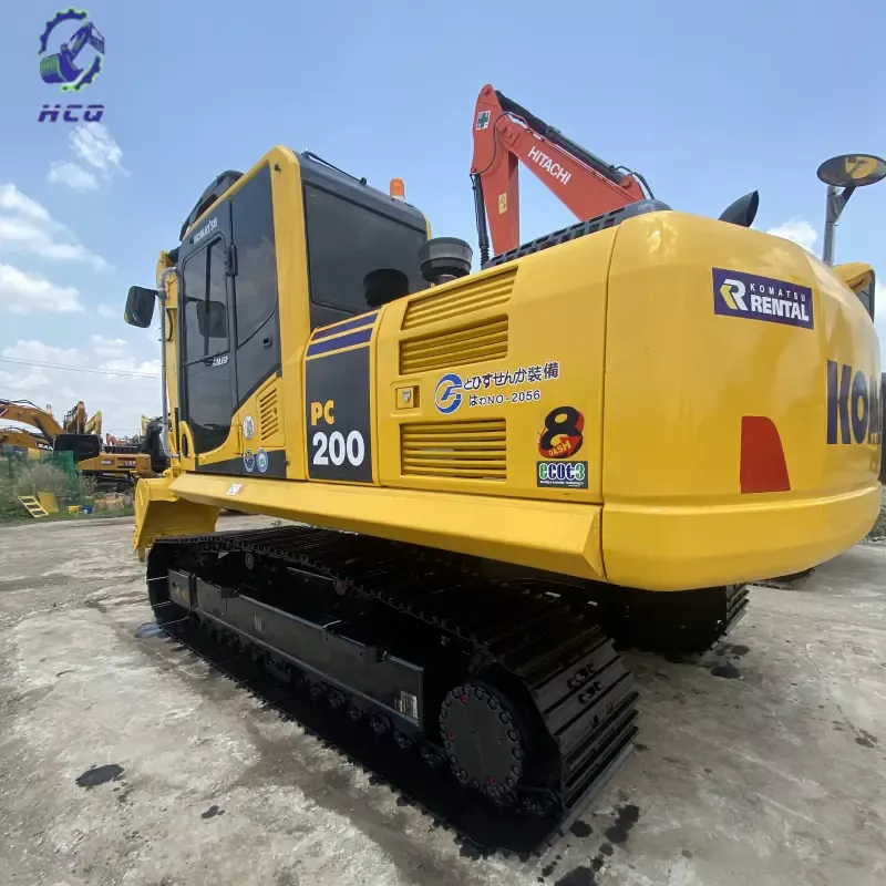 Vue latérale d'une pelle Komatsu PC200 d'occasion pour inspection (liste de contrôle des problèmes).
