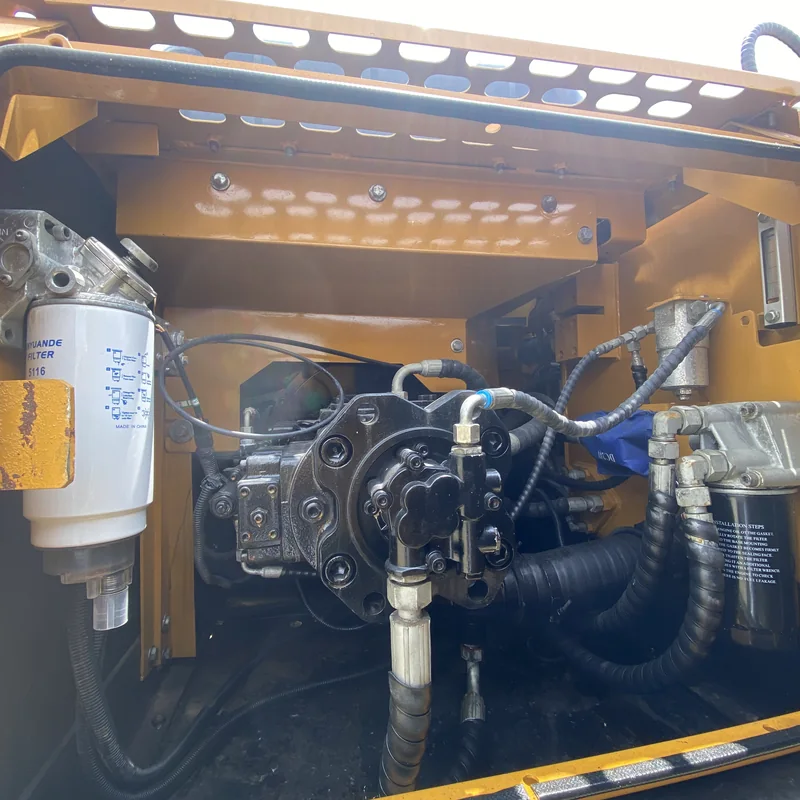 Excavadora de orugas SANY SY235H, perfil lateral con pluma.