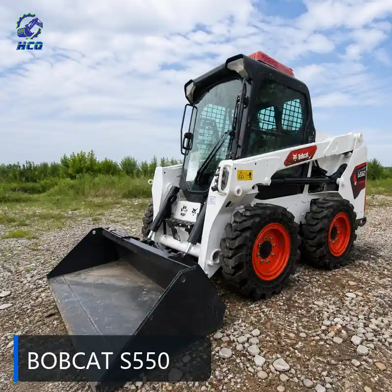 BOBCAT S550滑移装载机整机主图,白色机身、橙色轮毂、黑色铲斗,HCQ Logo位于左上角