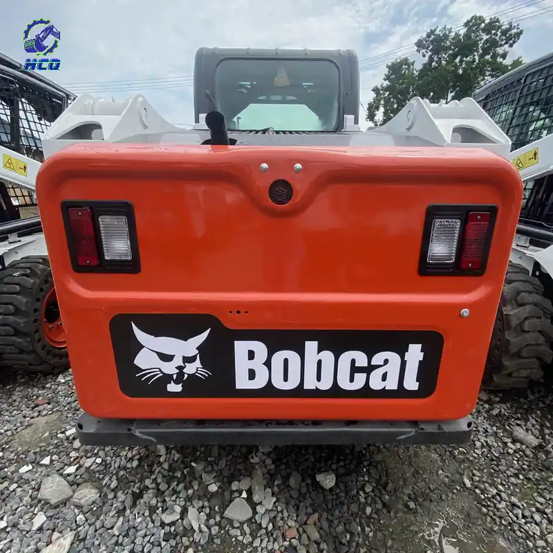 BOBCAT S550滑移装载机橙色后部机罩、尾灯和Bobcat标识，HCQ Logo位于左上角
