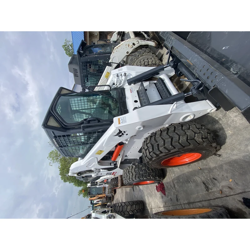 Adesivo de cabine com ar condicionado na capota de uma minicarregadeira Bobcat S300 usada.