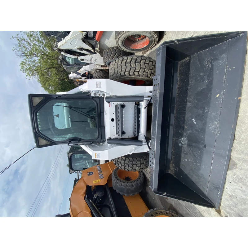 Detalhe do adesivo do sistema hidráulico de alta vazão no braço da carregadeira de uma minicarregadeira Bobcat S300 usada, no pátio da HCQ Machinery.