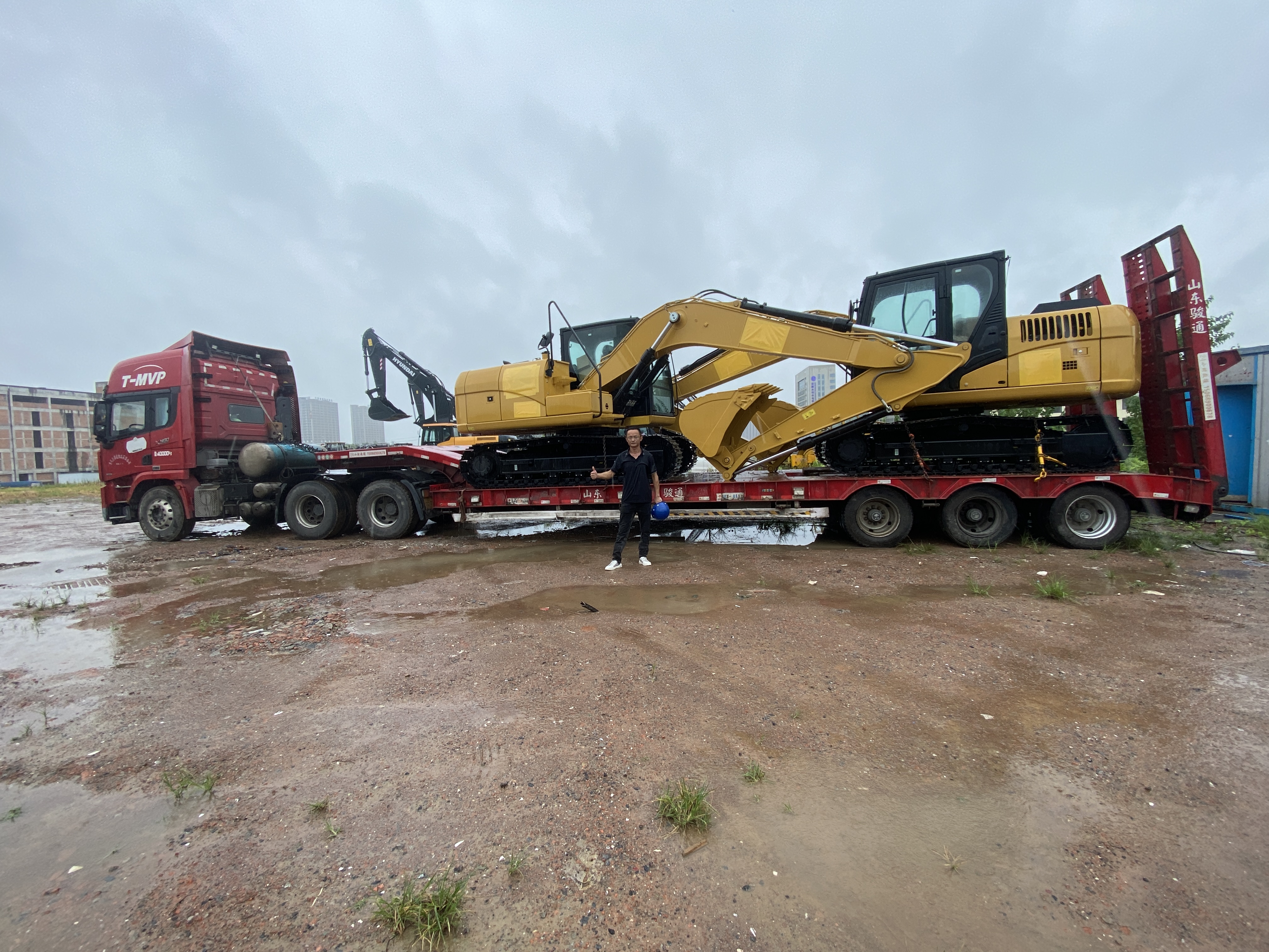 Два подержанных экскаватора Caterpillar 313GC были доставлены из Китая в Колумбию.