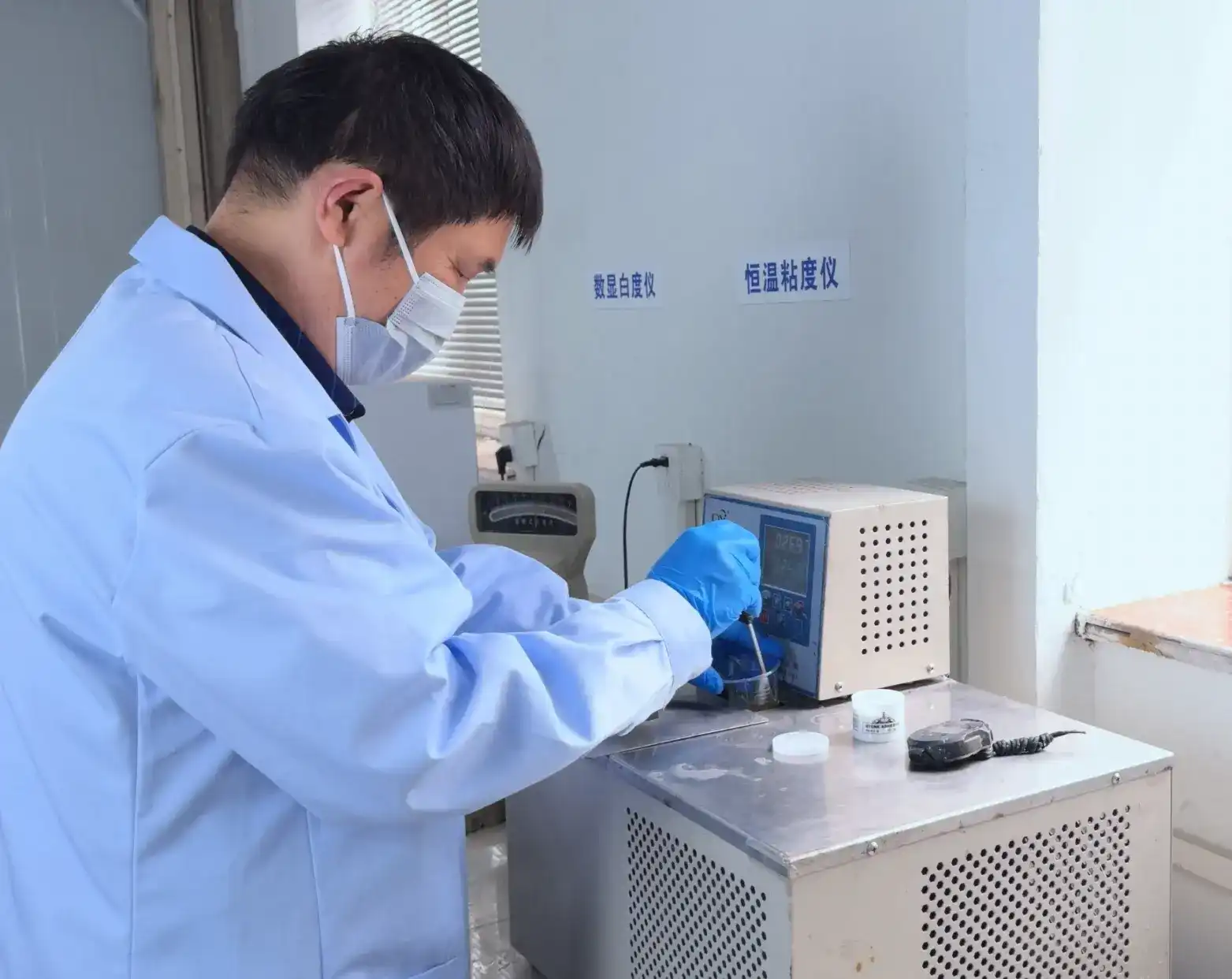 Laboratorio de adhesivos para piedra Sturdmax que muestra