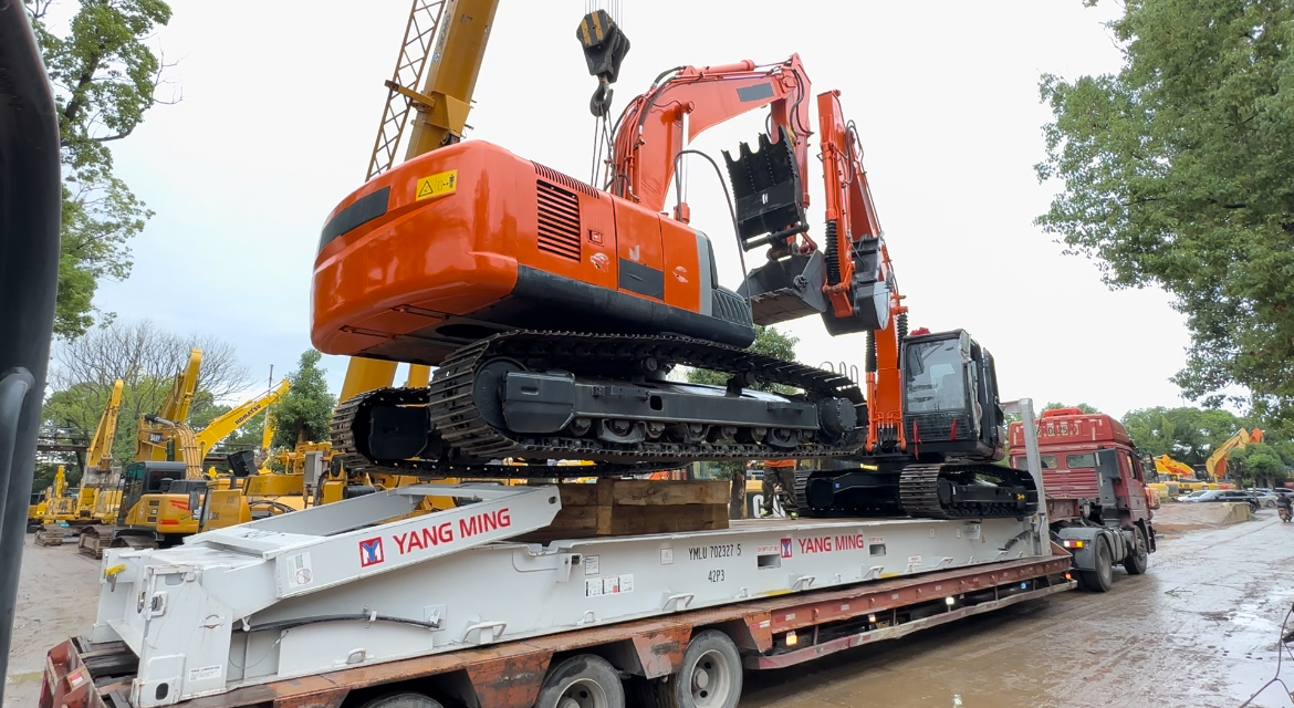 Precautions for loading crawler excavators