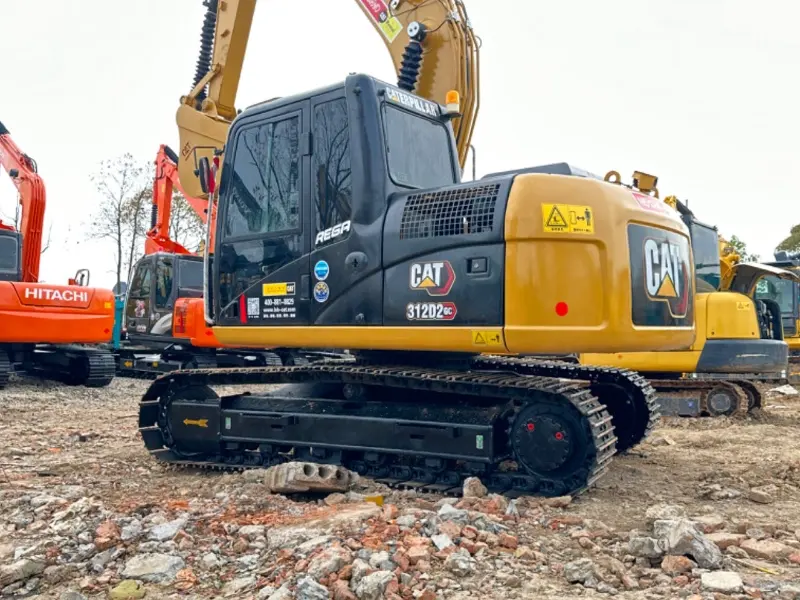 Excavadora CAT 312D2 de gran tamaño usada para maquinaria de construcción