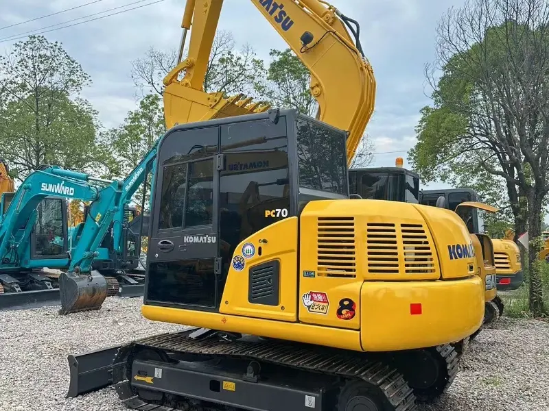 Хорошее состояние гусеничных экскаваторов KOMATSU PC70 на продажу