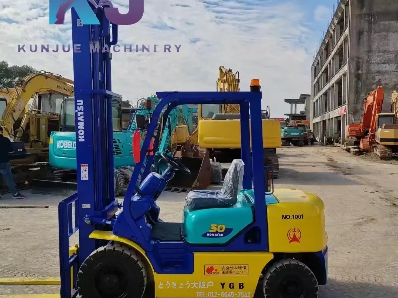 Chariot élévateur diesel KOMATSU FD30 d'occasion en bon état