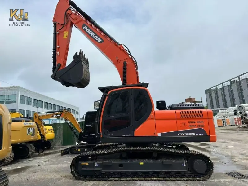 Second-hand Doosan DX225 Excavator 22Ton With Hammer Piping Good Undercarriage Supplier