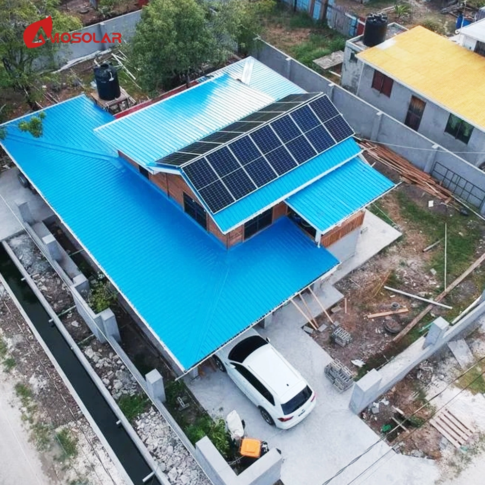 Paneles solares instalados en techo de industria en Guyana para reducir costos eléctricos.