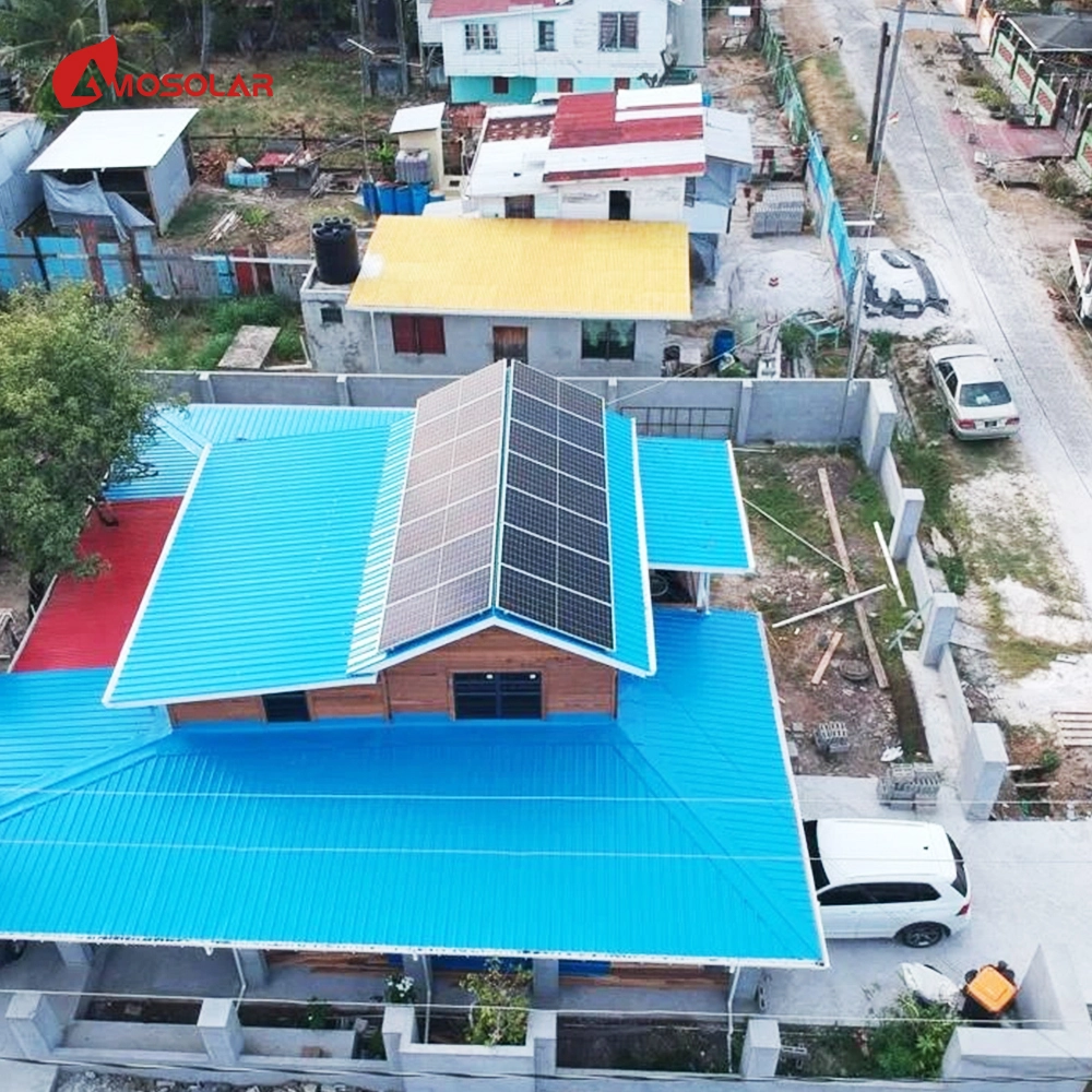 Paneles solares instalados en techo de industria en Guyana para reducir costos eléctricos