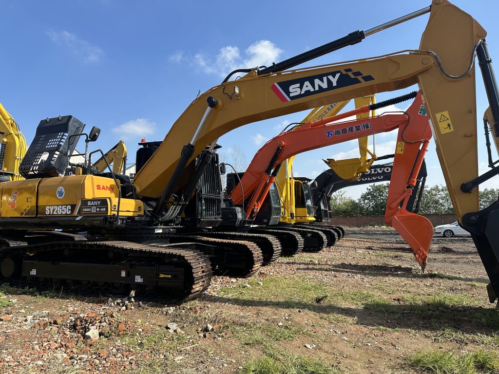 Excavator Sizes: Choosing the Right One for Your Project 2 equipment for a digging project