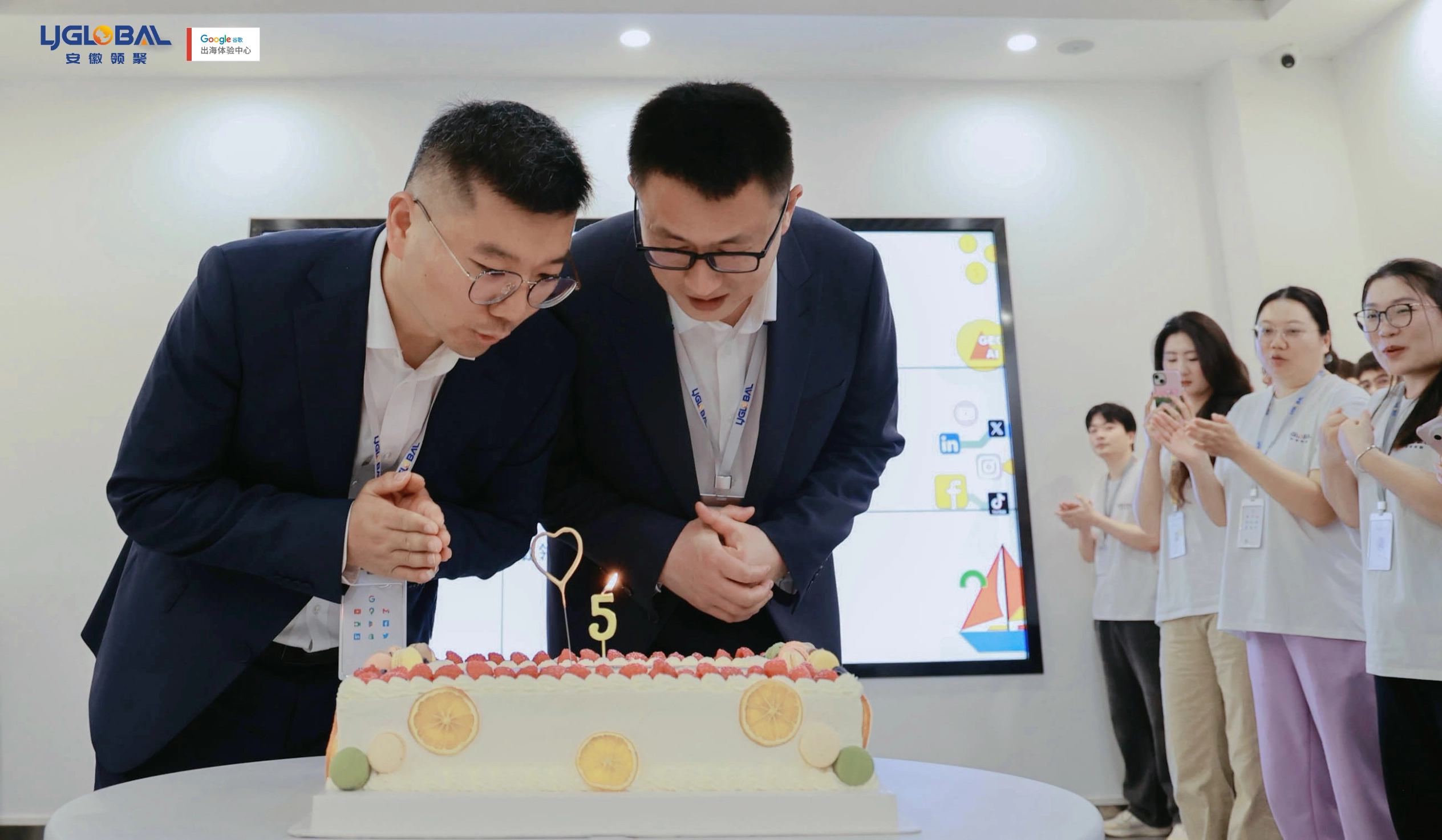 跃动的烛光映照着他们充满期许的笑脸，这不仅是对过去五年风雨兼程的致敬，更点燃了全员迈向新征程的熊熊斗志