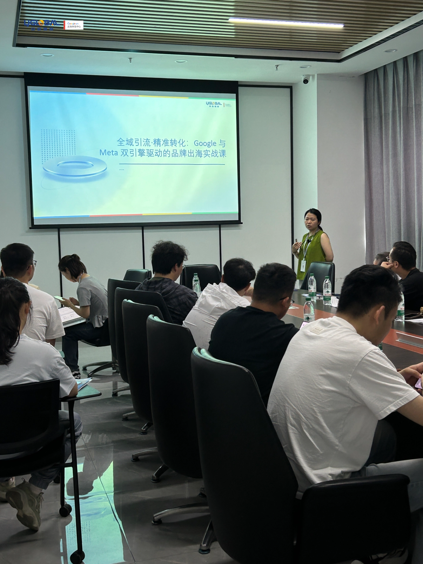 很多B2B老板在海外投广告时,往往把渠道割裂开来:“Google是管询盘的,Meta是管曝光的。”