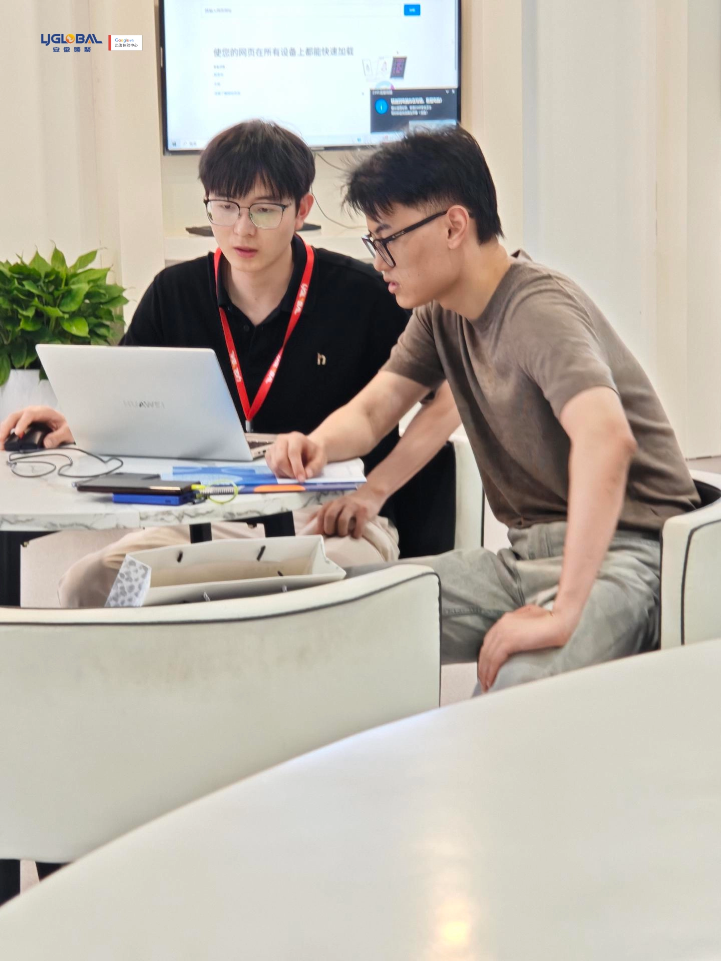 谷歌的底层核心算法非常聪明,它会过滤一切垃圾信息。GEO的本质,不是走黑客捷径,而是拼你独立站的底层基础架构不够干净,以及你的内容资产不够独家、专业。