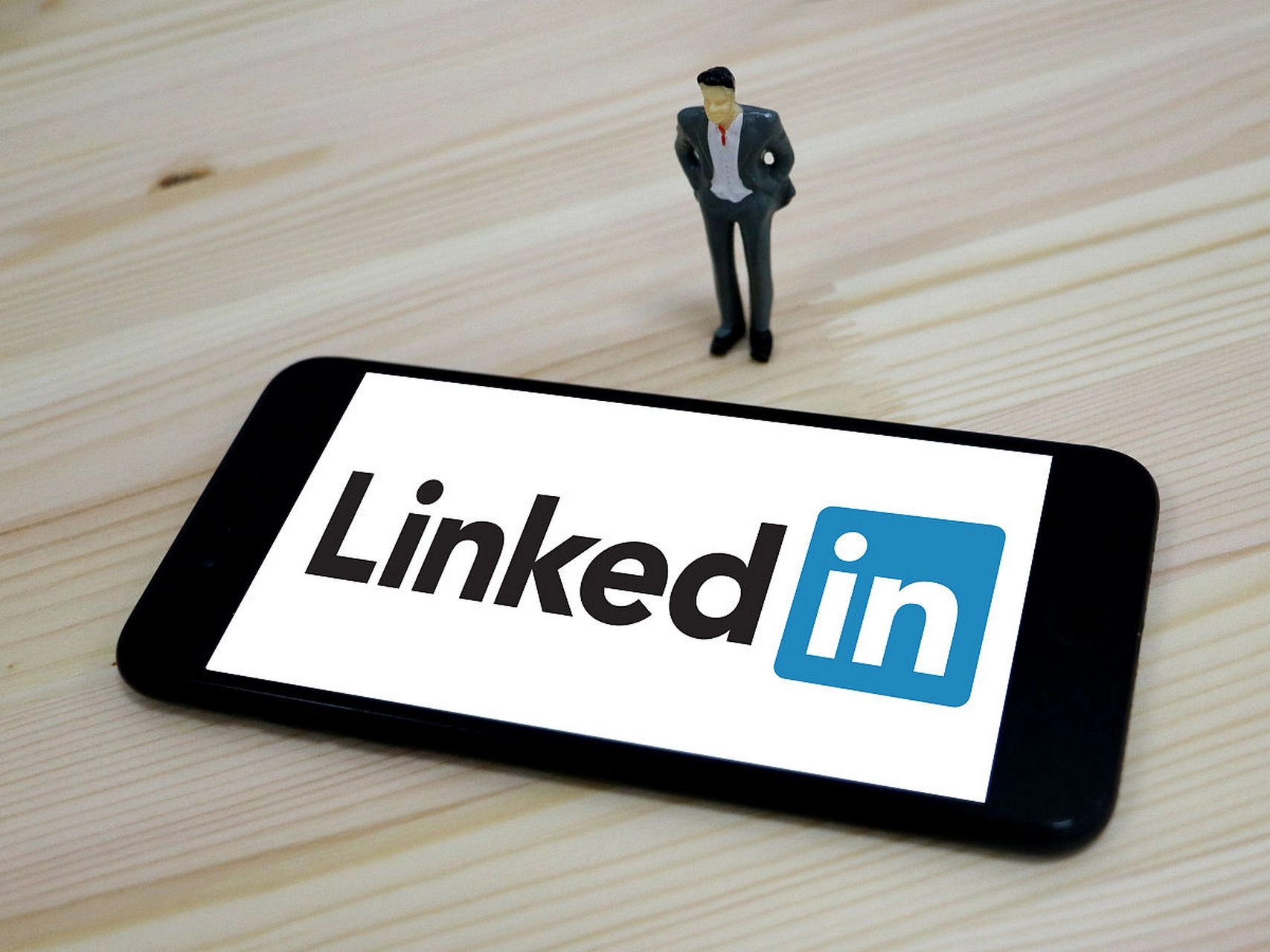 LinkedIn Group作为平台上的专业交流社区，可以帮助企业参与行业讨论、建立专业影响力，并发现潜在商业机会。