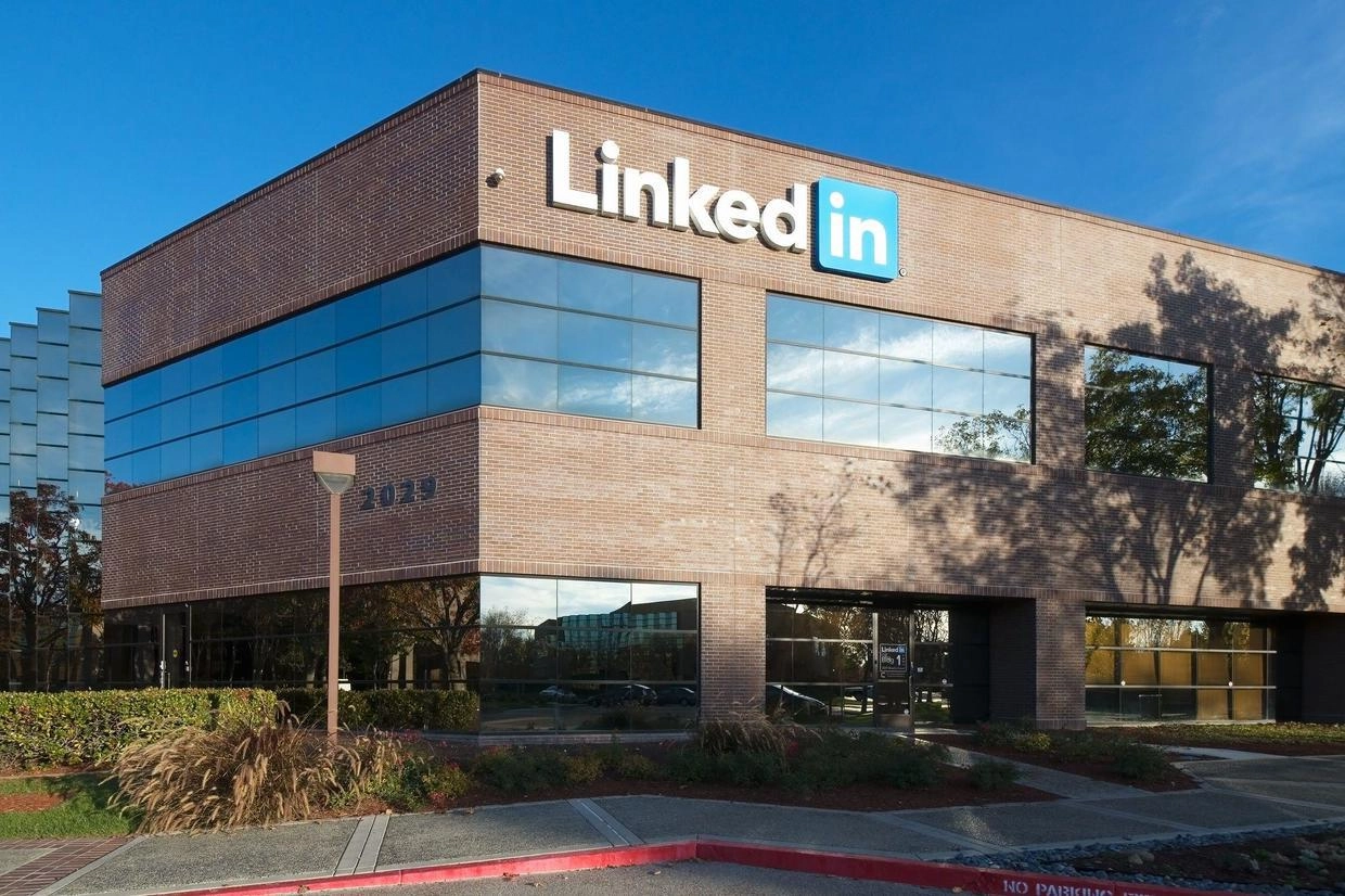 作为全球领先的职业社交平台，LinkedIn虽然起源于职业招聘和商务社交，但如今已经发展成为企业展示品牌实力、连接行业人士以及开展B2B营销的重要渠道。