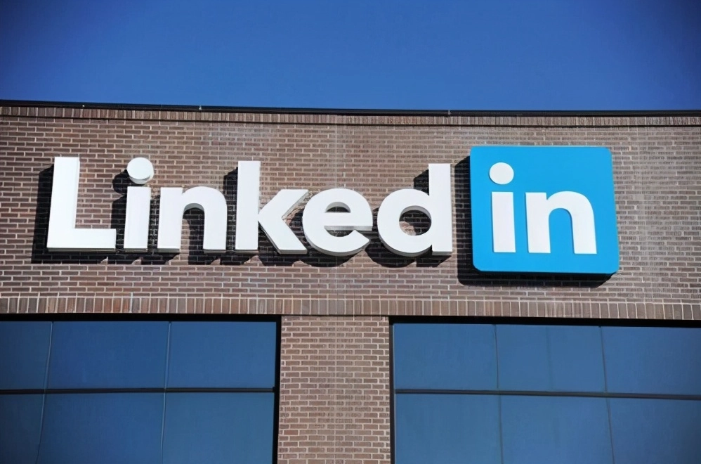 简单来说，LinkedIn Lead Gen Forms 是嵌入 LinkedIn 广告中的原生获客表单，用户无需跳转官网即可在平台内提交信息，系统还可根据用户资料自动预填部分字段，从而降低填写成本。