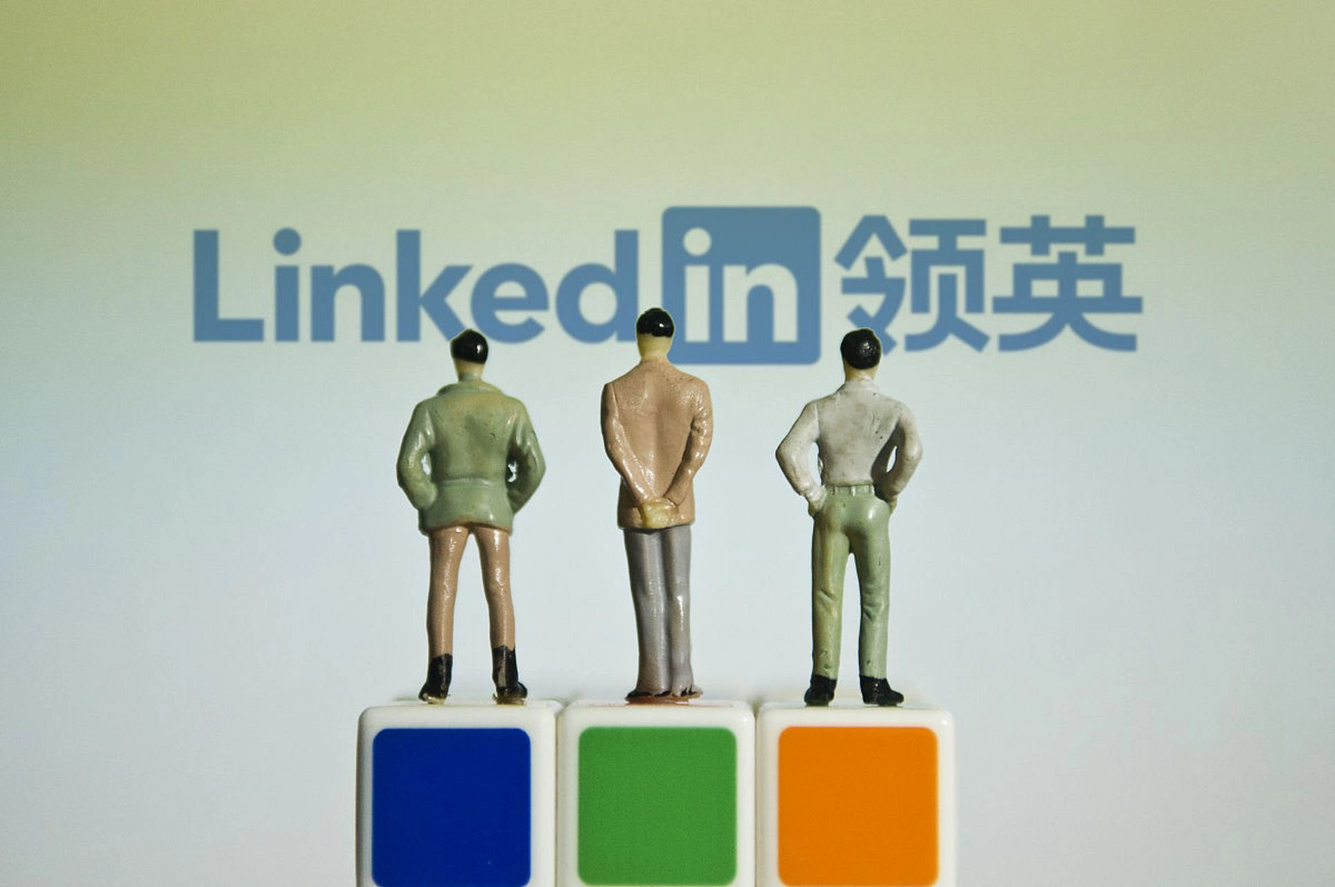 海外采购商和企业决策者可能通过LinkedIn了解企业背景、关注行业动态、寻找专业人士并建立业务联系，因此，LinkedIn更适合作为B2B企业海外品牌曝光和客户开发的重要根据地。