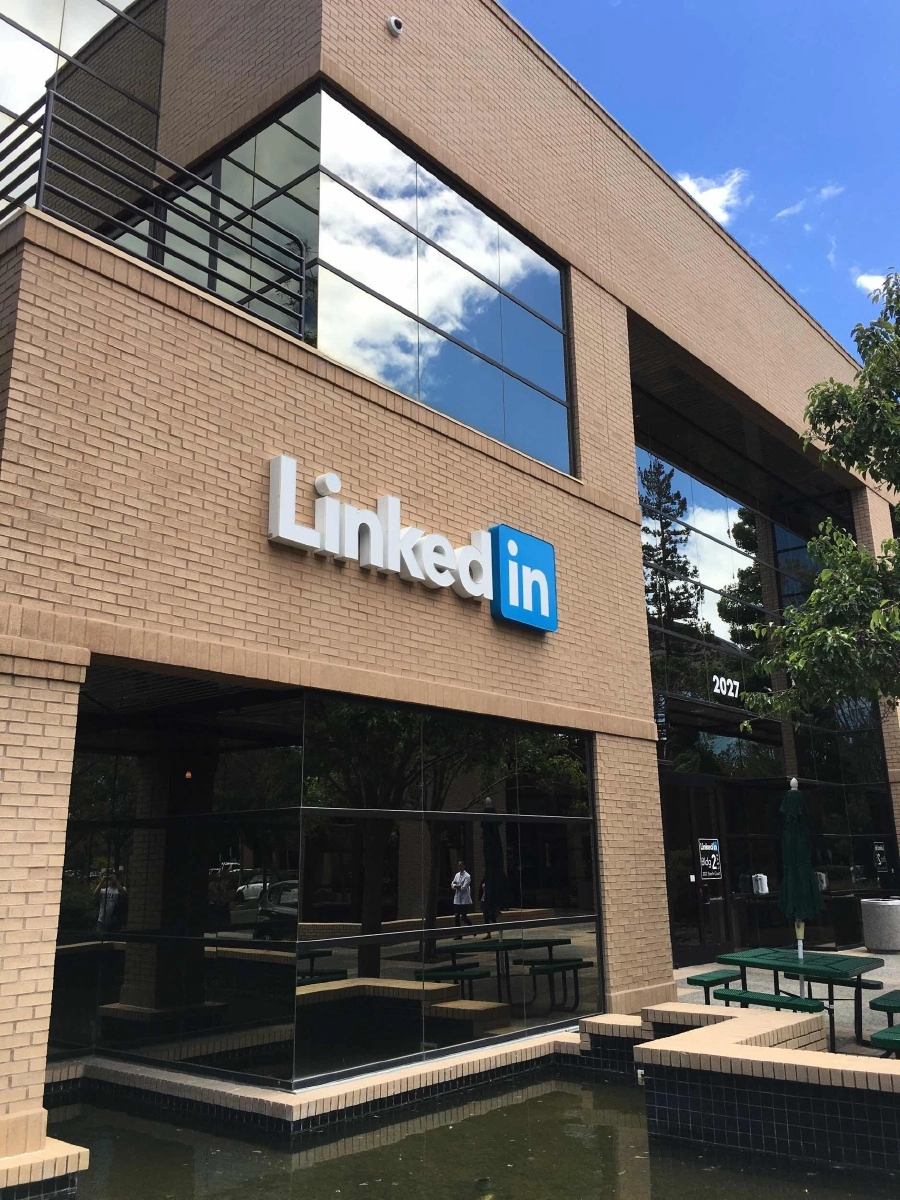 对于 B2B 企业而言，LinkedIn 不仅是获客渠道，更是海外品牌资产的核心载体。