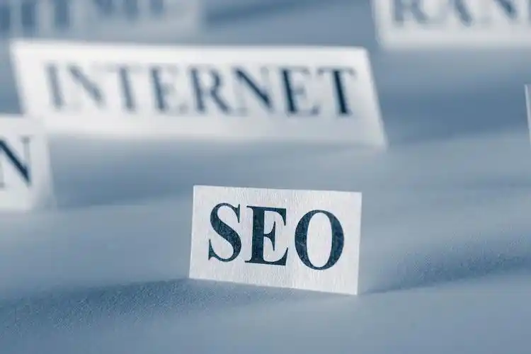那么，SEO报告怎么看？企业可以从工作记录、搜索数据和业务结果三个方面入手。