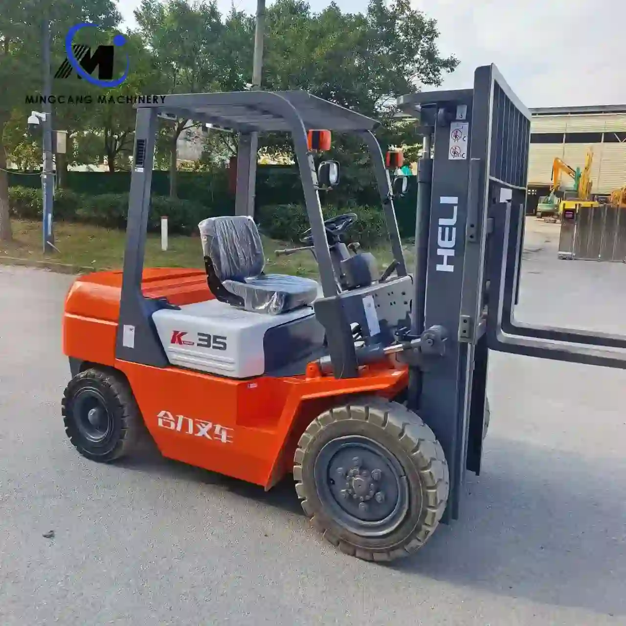 Close up of mast and forks on Heli K35 3.5 ton forklift
