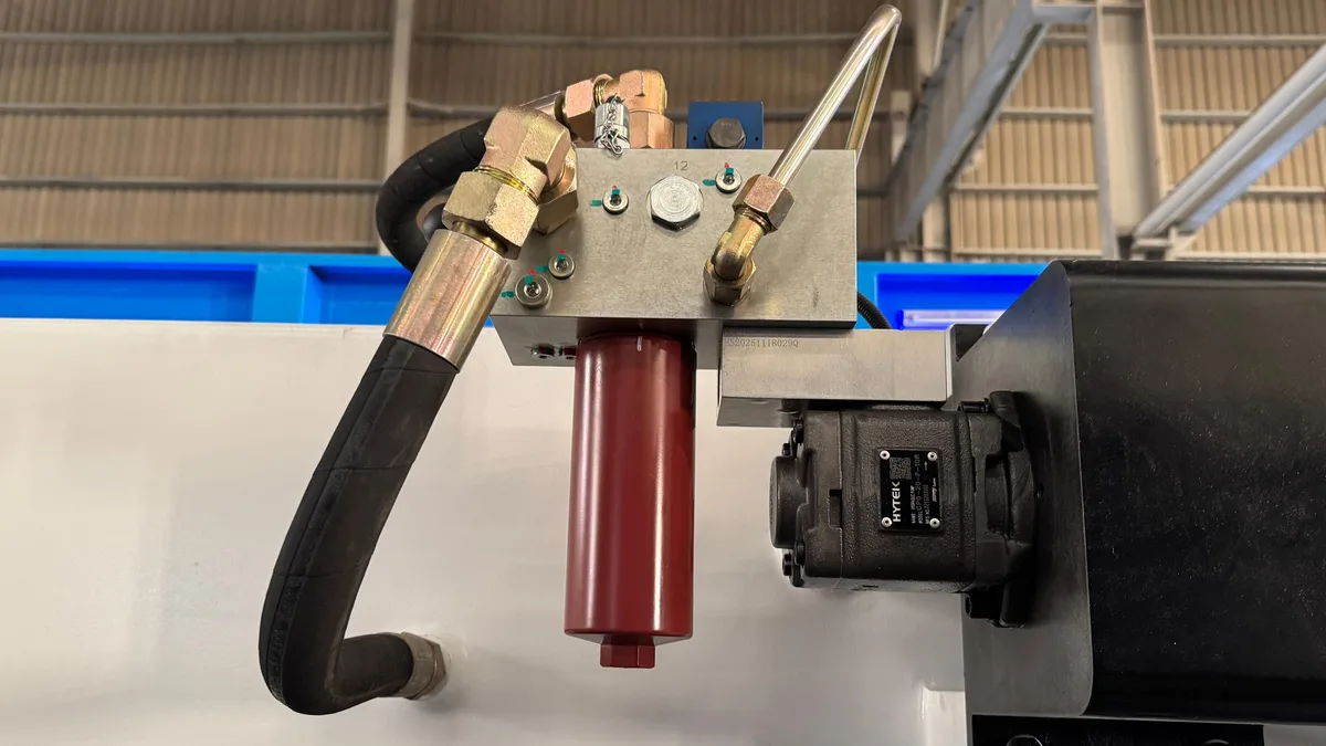 Tandem press brake machine oil pump