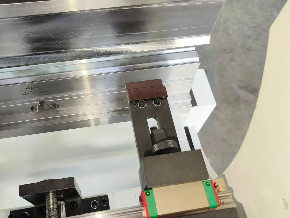 Electric press brake machine back gauge stop fingers