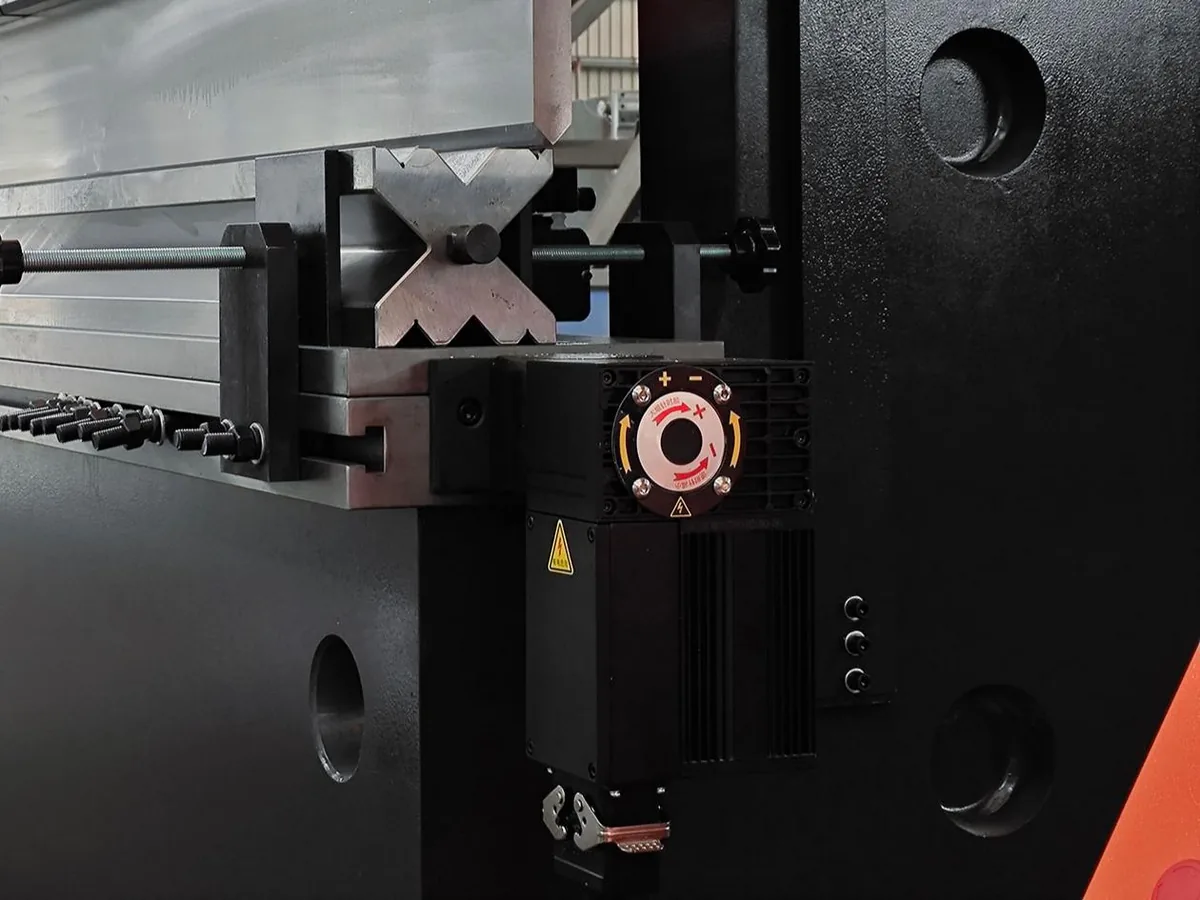 Large tonnage press brake machine crowning compensation