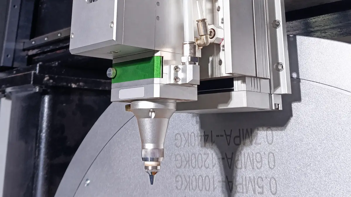 Tube laser cutting machine cutting head
