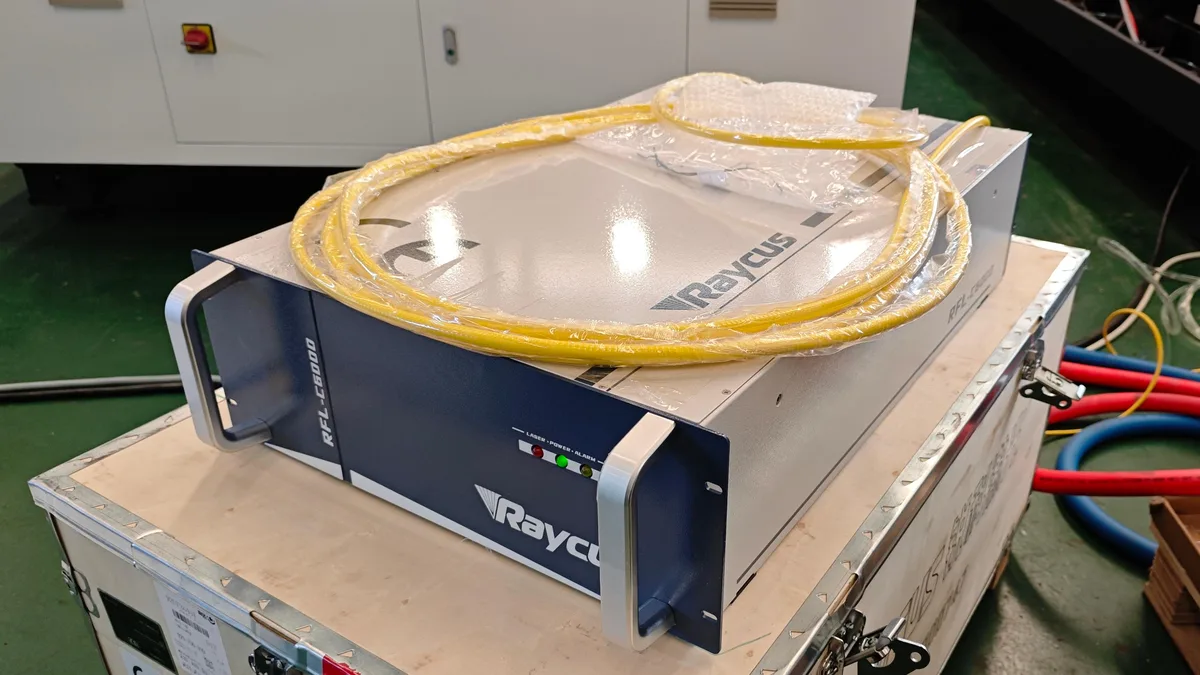 Tube laser cutting machine laser source
