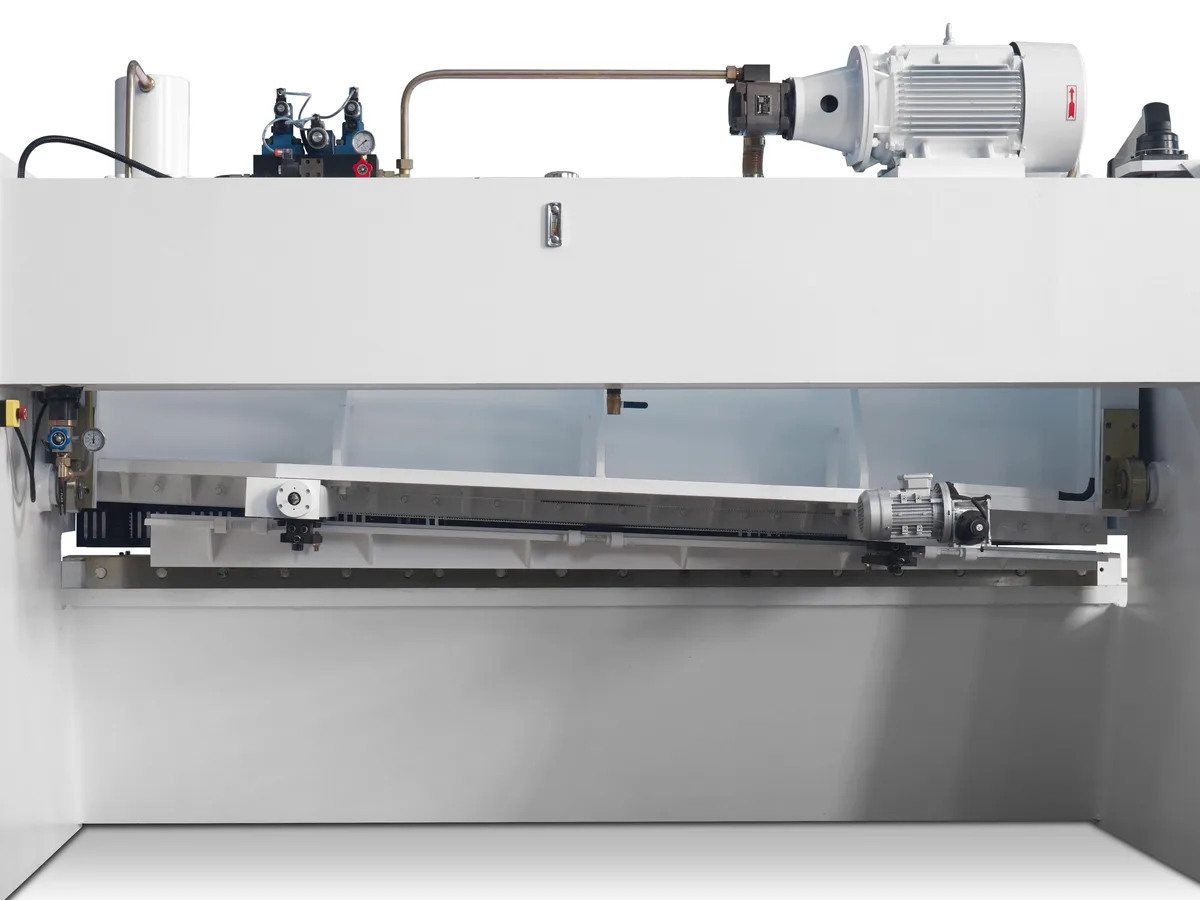 Guillotine type shearing machine back gauge
