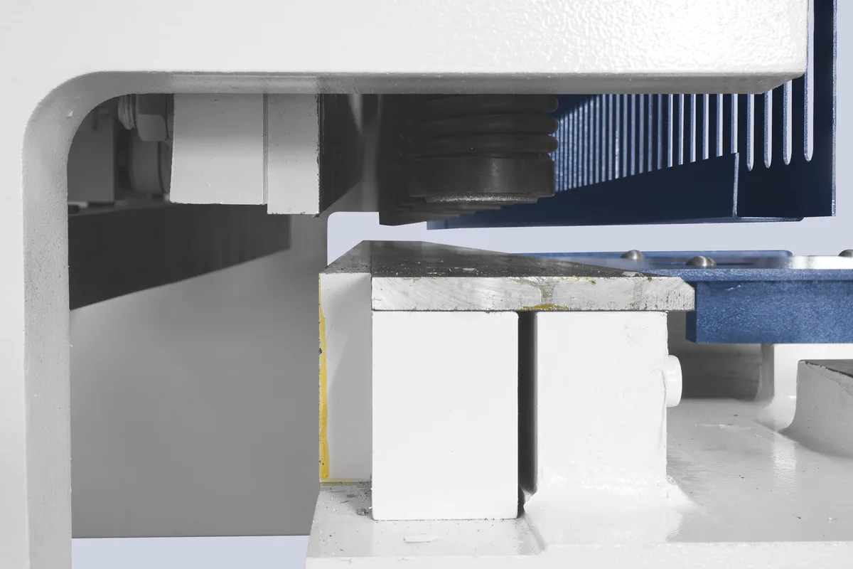 Guillotine type shearing machine cutting line illumination