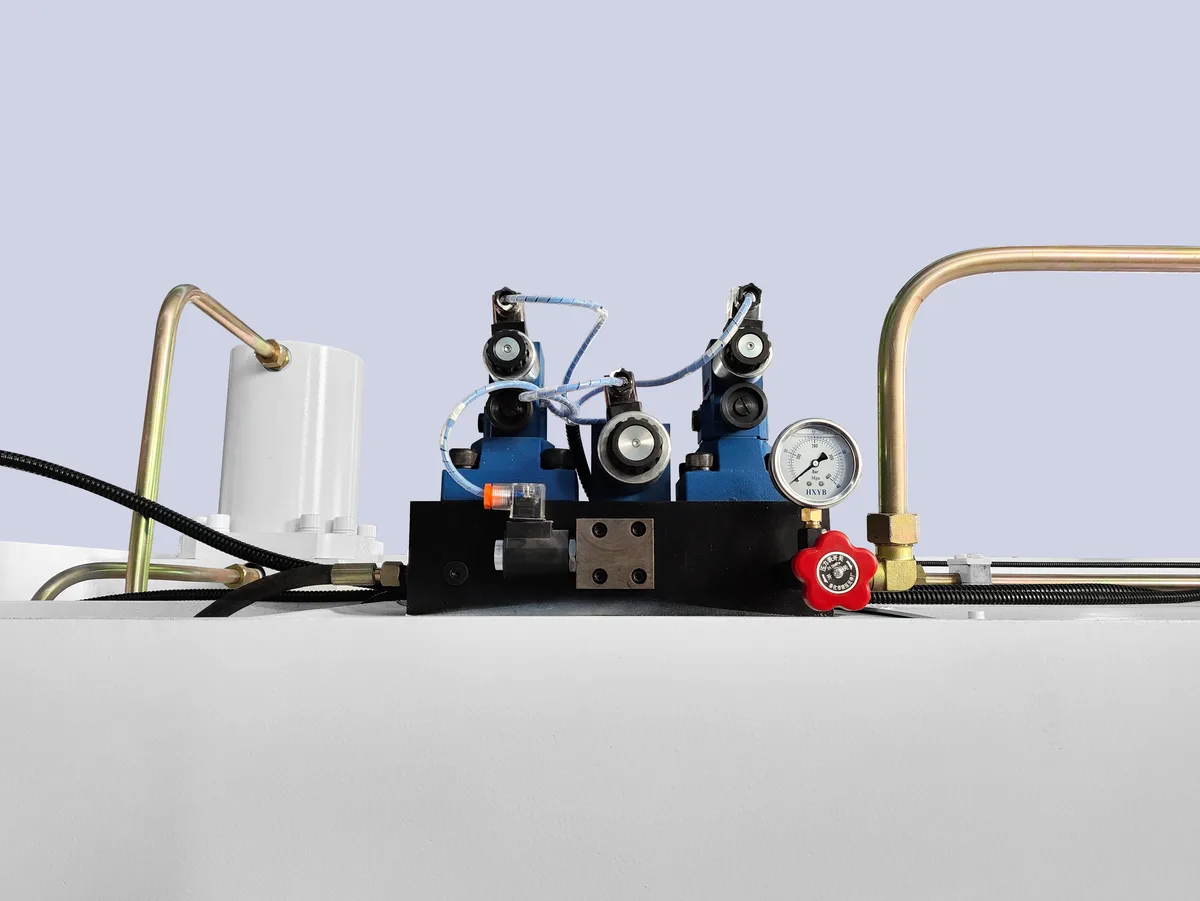 Guillotine type shearing machine hydraulic valve