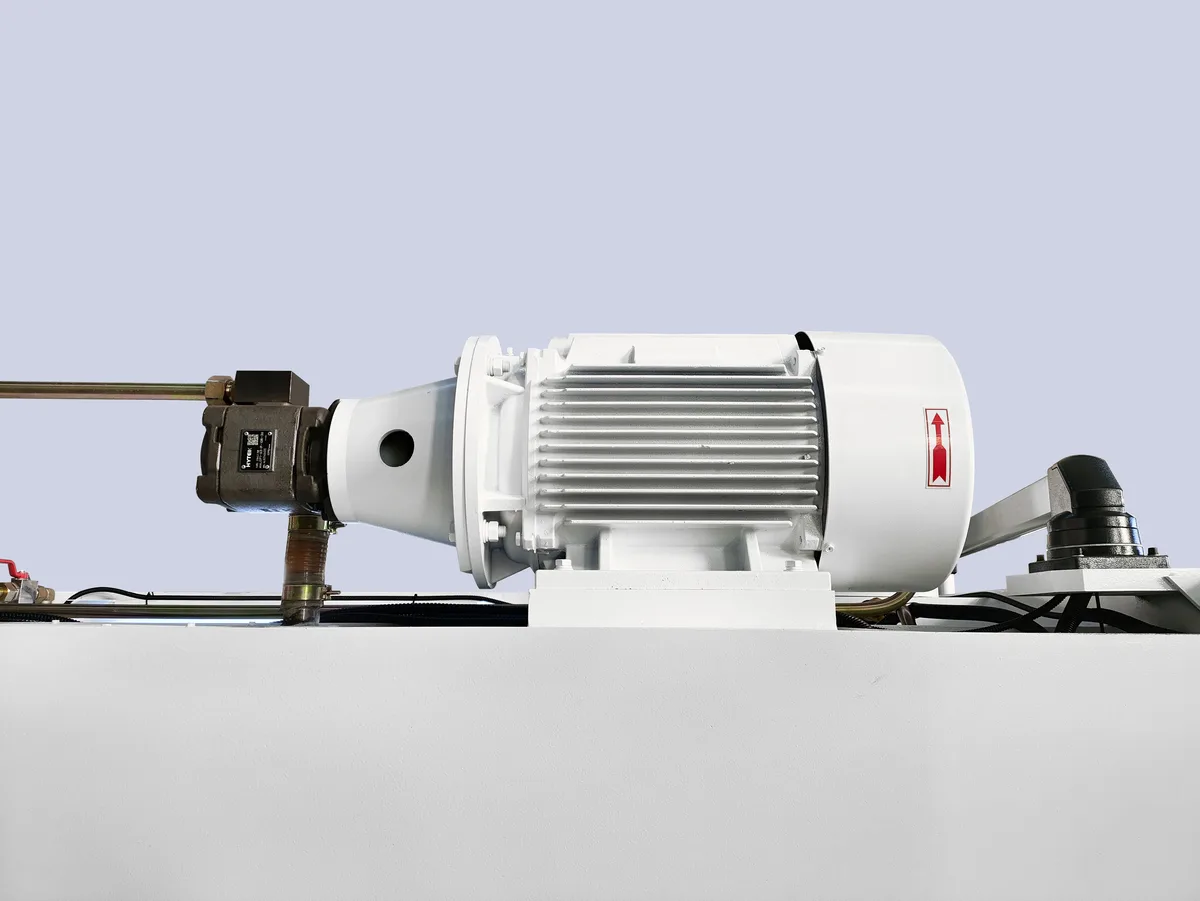 Guillotine type shearing machine motor