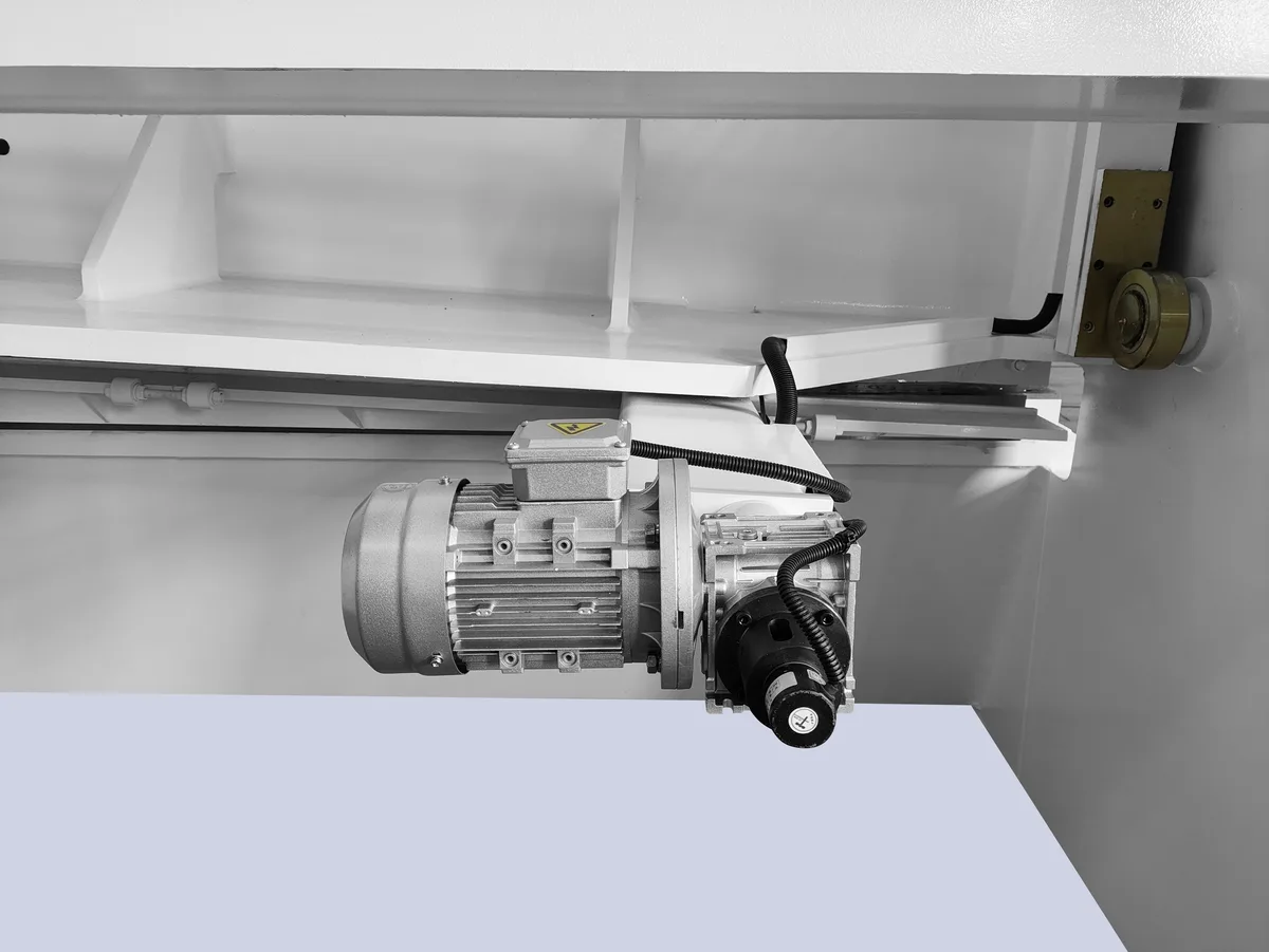 Guillotine type shearing machine servo motor