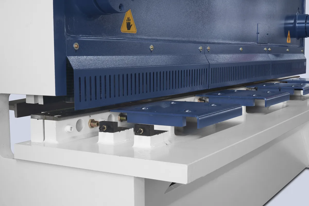 Guillotine type shearing machine structure